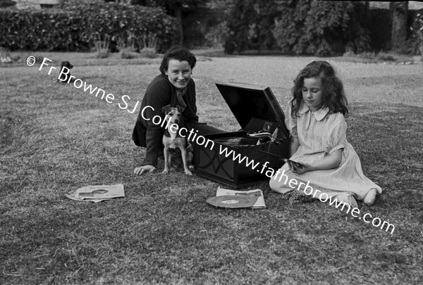 GIRLS  AND GRAMOPHONE